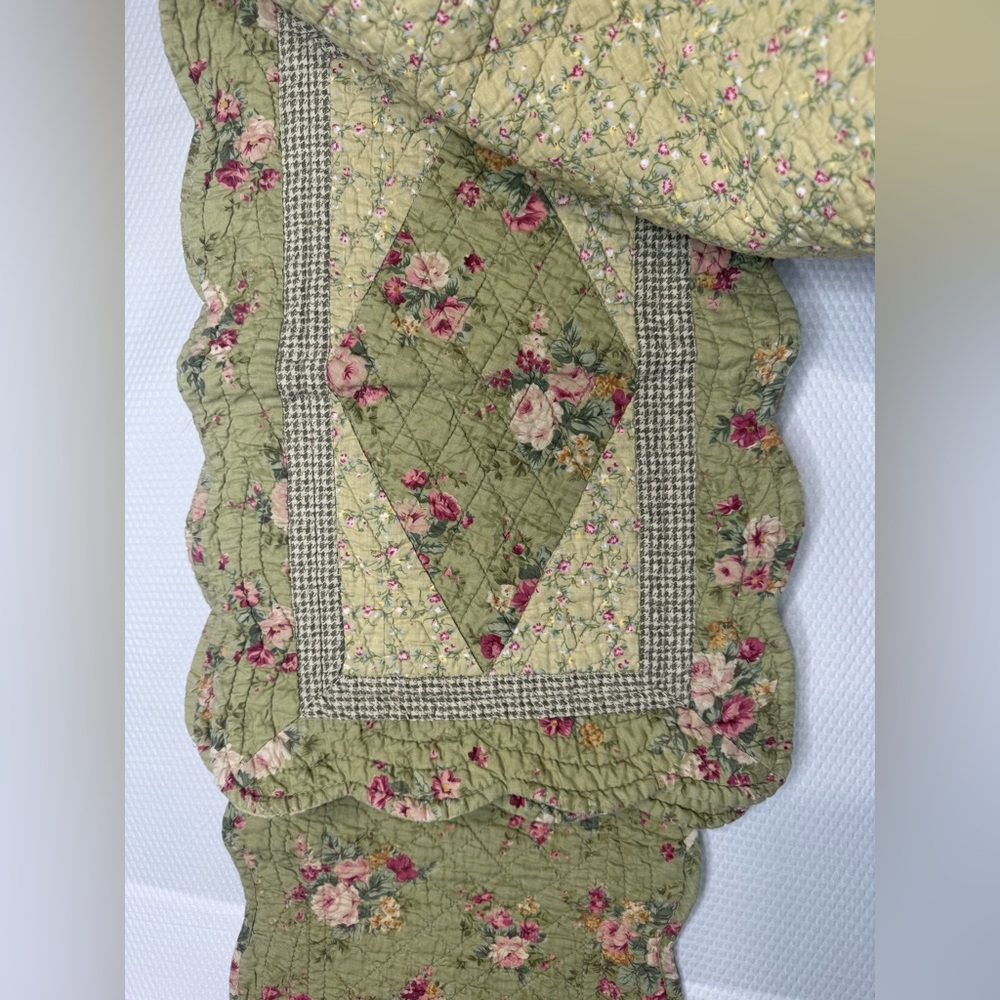 Floral Cottagecore Reversable Quilted Table Runner and Placemats - Picture 7 of 13